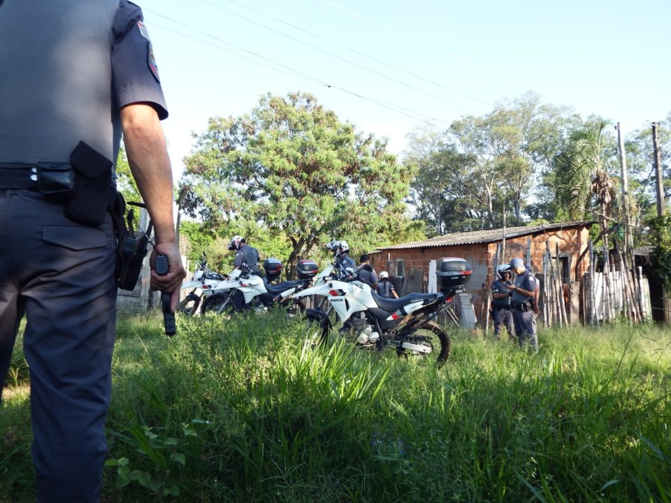 Operação da PM destrói barricadas e prende homem no Argollo Ferrão