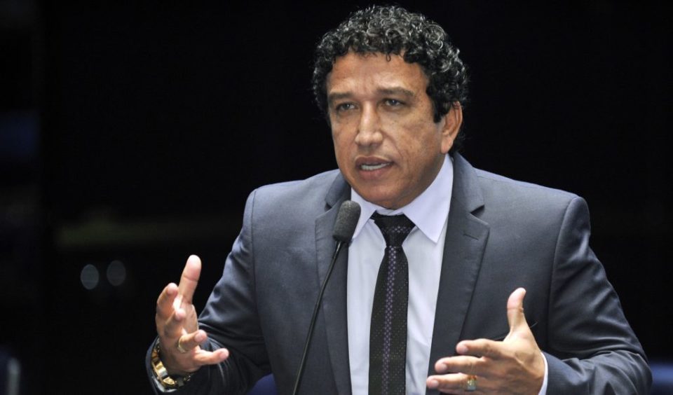 Magno Malta diz que posse de arma será aprovada em janeiro