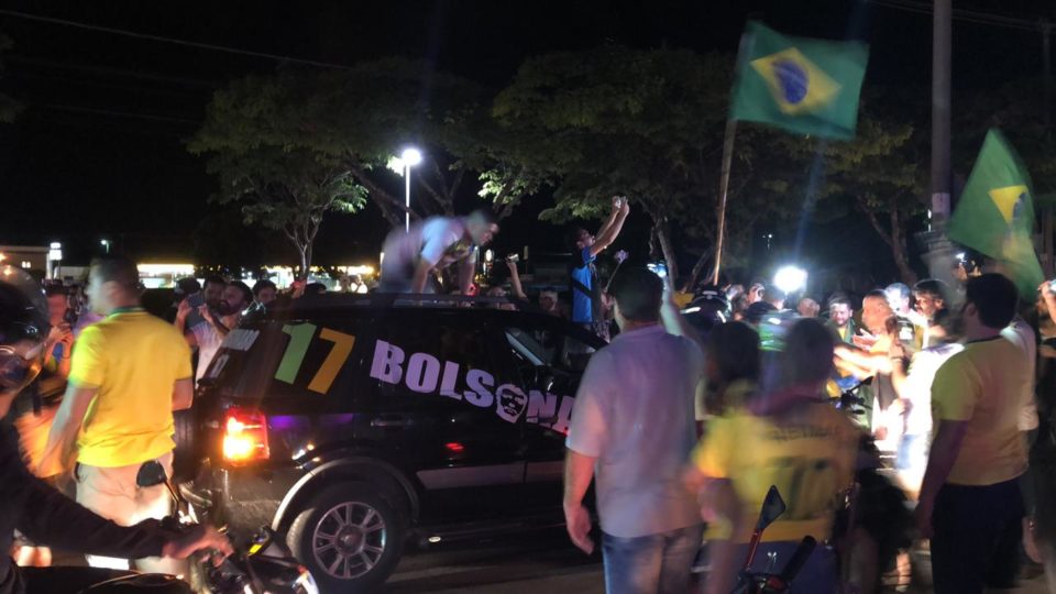 Marilienses comemoram vitória de Bolsonaro na Av. das Esmeraldas