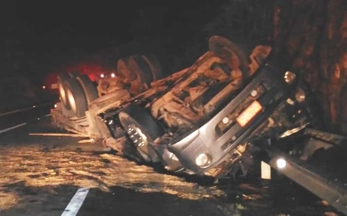 Caminhoneiro morre após capotamento na rodovia BR-153