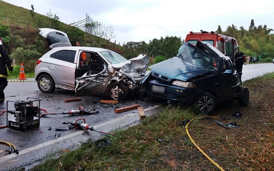 Carros batem de frente e sete pessoas morrem em Minas