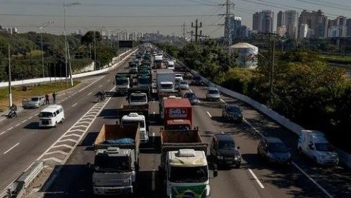 Caminhoneiros fazem protesto por cumprimento do piso mínimo do frete