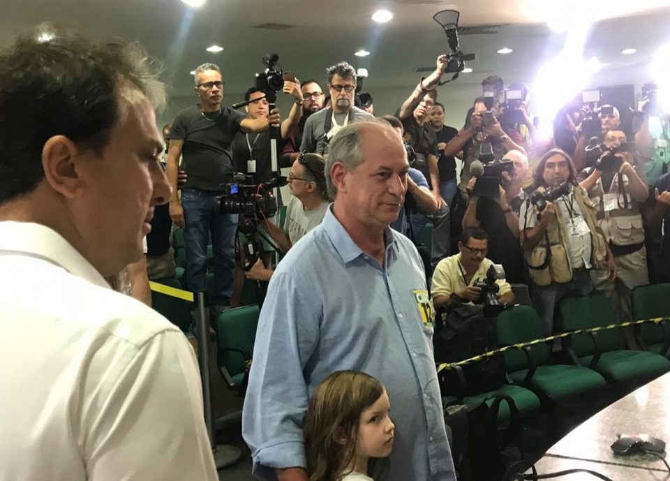 Ciro Gomes, presidenciável do PDT, vota em um colégio de Fortaleza