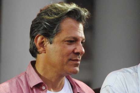 Em busca de votos de Lula que foram para Bolsonaro, Haddad visita catadores