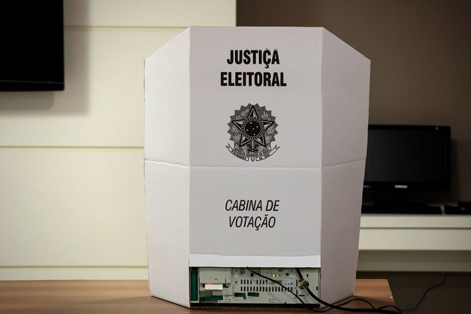 Operação Selfie Proibida mira eleitor que se filmou em cabine de votação