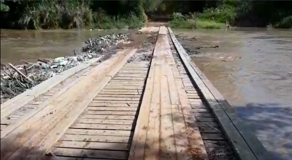 Rio sobe até nível de ponte em distrito e preocupa moradores