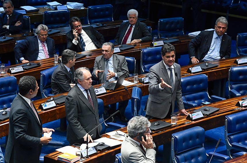 Eleição para o Senado derrota políticos conhecidos