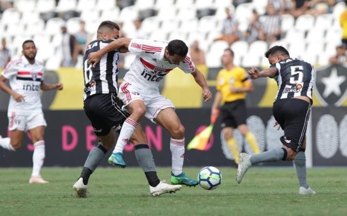 São Paulo empata com o Botafogo e cai para o 3º lugar do Brasileirão