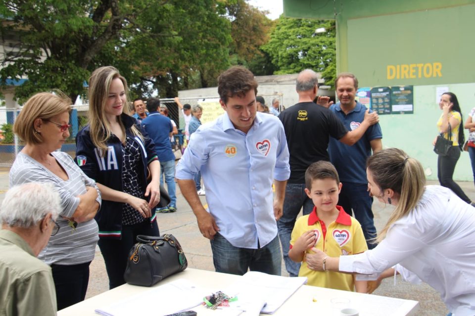 Vinicius Camarinha vota na escola Monsenhor Bicudo