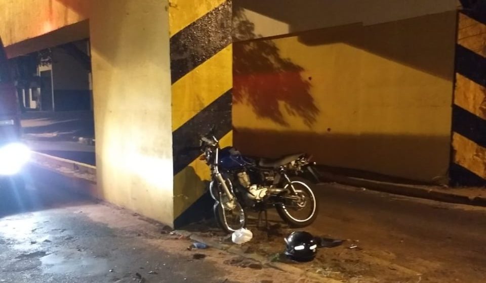 Motociclista morre ao bater em pilastra de pontilhão em Tupã