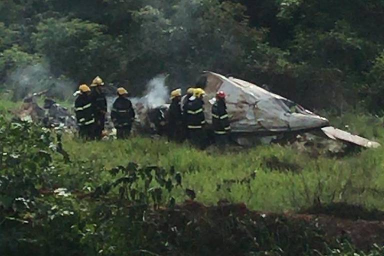 Avião explode durante pouso e mata quatro pessoas em MG