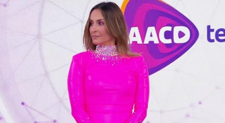 Em apoio a Claudia Leitte, personalidades adotam hashtag