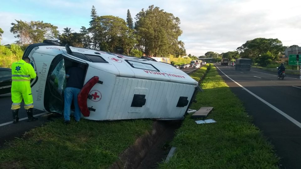 Ambulância capota e deixa feridos na Rodovia do Contorno