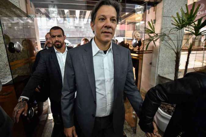 Antes de depor, Lula recebe visita de Haddad na prisão em Curitiba