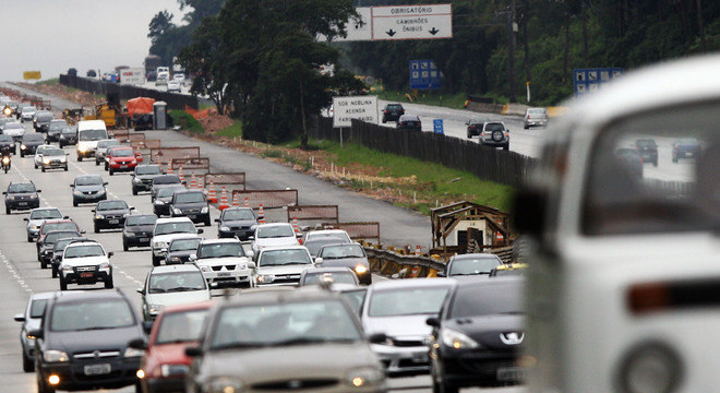 ‘Feriadão’ de 6 dias tem recorde de tráfego e cinco estradas em alerta