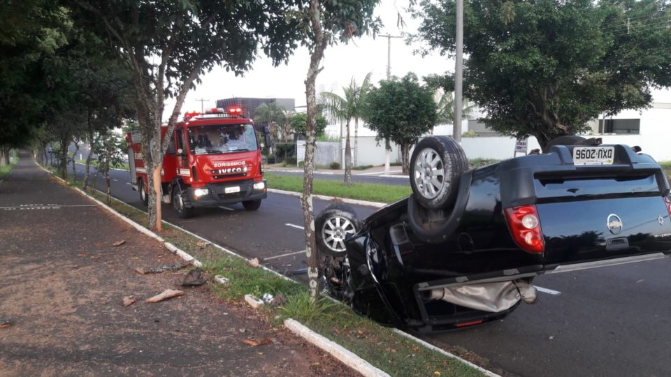 Motorista perde o controle e capota carro na Avenida das Esmeraldas