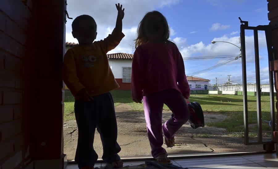 Mãe deixa filha na creche e avisa que não vai voltar para buscá-la