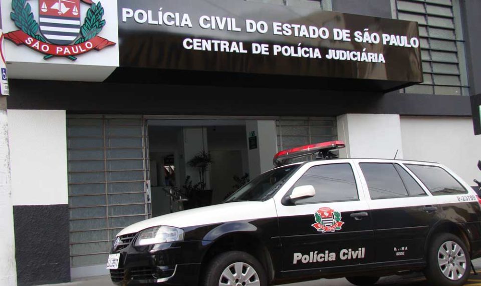 Homem é agredido por grupo armado e tem motocicleta roubada