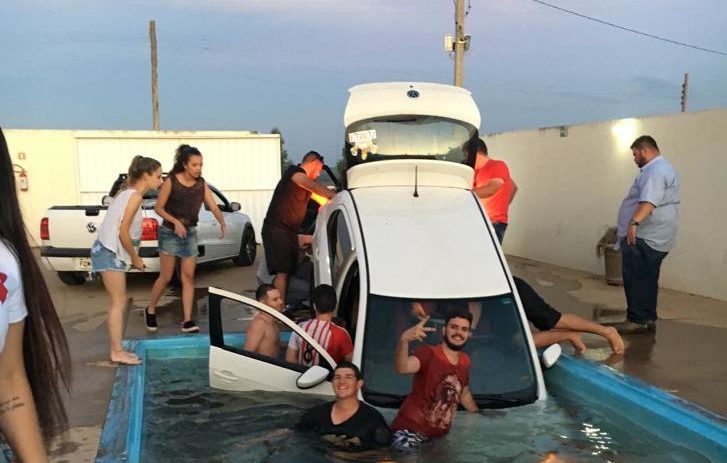 Carro cai em piscina durante churrasco universitário em Garça