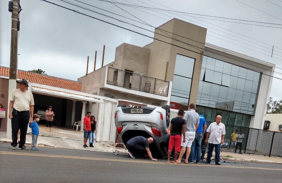 Moça sofre escoriações após capotar em avenida na zona Oeste