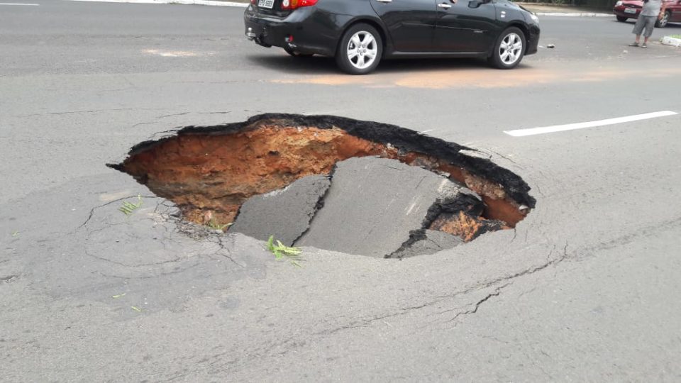 Cratera surge em asfalto na via Expressa e coloca motoristas em risco