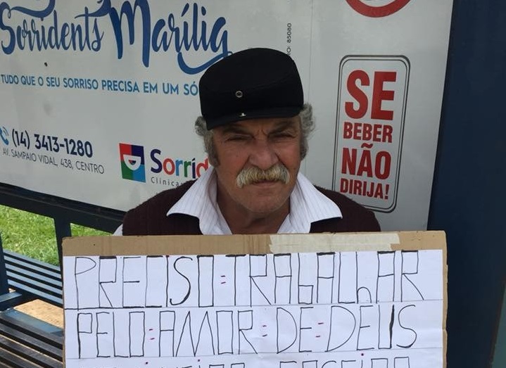 Foto de senhor pedindo emprego com cartaz em Marília viraliza