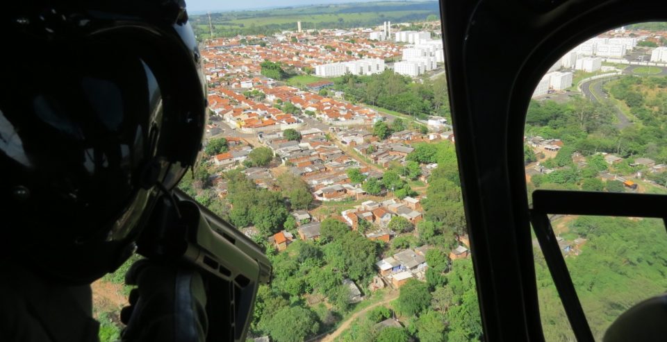 PM faz operação com apoio de helicóptero na favela da Vila Barros