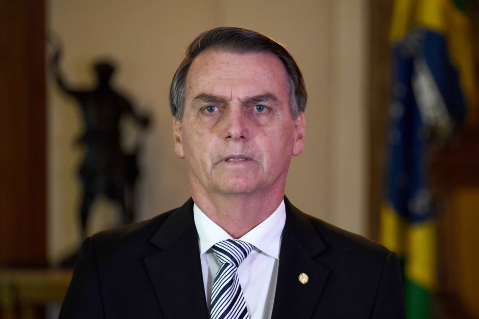 Bolsonaro diz ser contra revalidação de diplomas para médicos brasileiros
