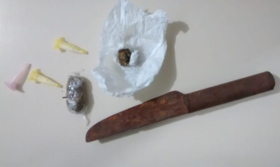 Homem é preso com faca e drogas em Pompeia