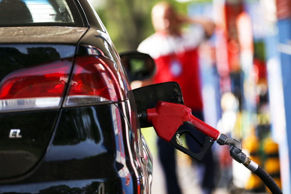 ANP questiona por que preço da gasolina não cai