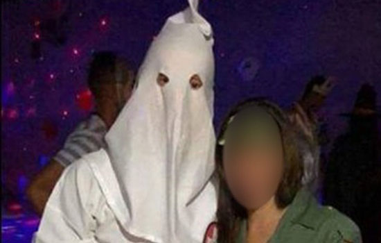 Jovem se fantasia com traje da Ku Klux Klan em festa no interior de SP