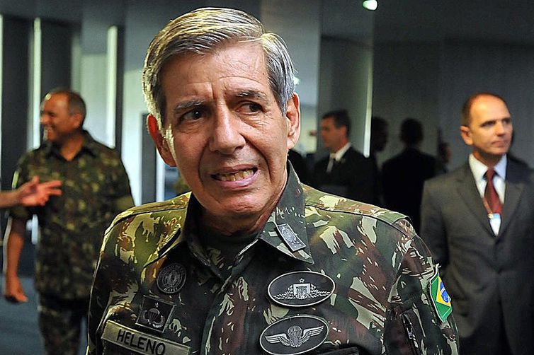 ‘Ninguém está pensando em intervenção militar’, diz general Heleno