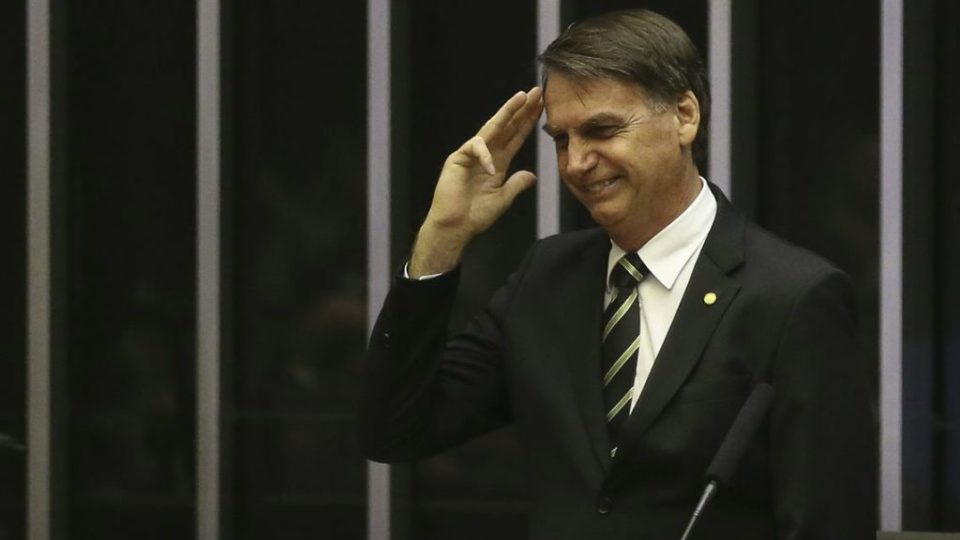 ‘Não devemos fabricar militantes, mas preparar o jovem, diz Bolsonaro