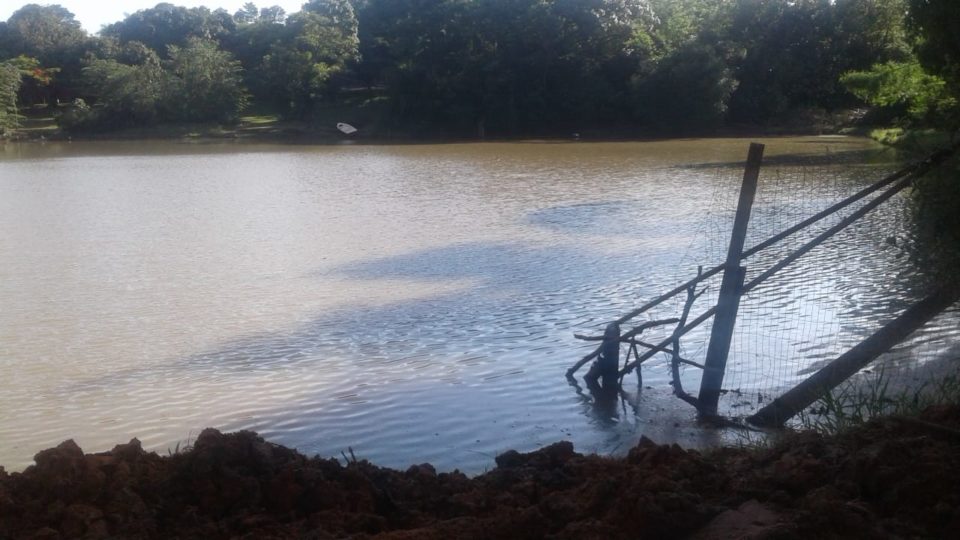 Prefeitura finaliza a limpeza do lago do Jardim Aquarius