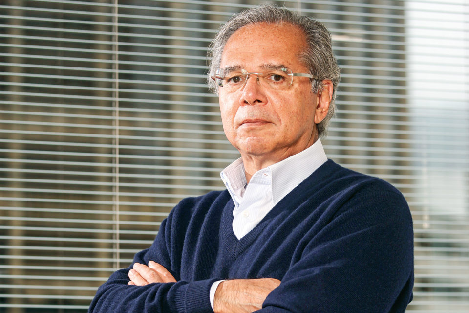 Economista Paulo Guedes é assediado no plenário da Câmara