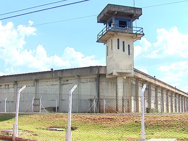 Mulher é presa ao tentar entrar com drogas na Penitenciária de Marília