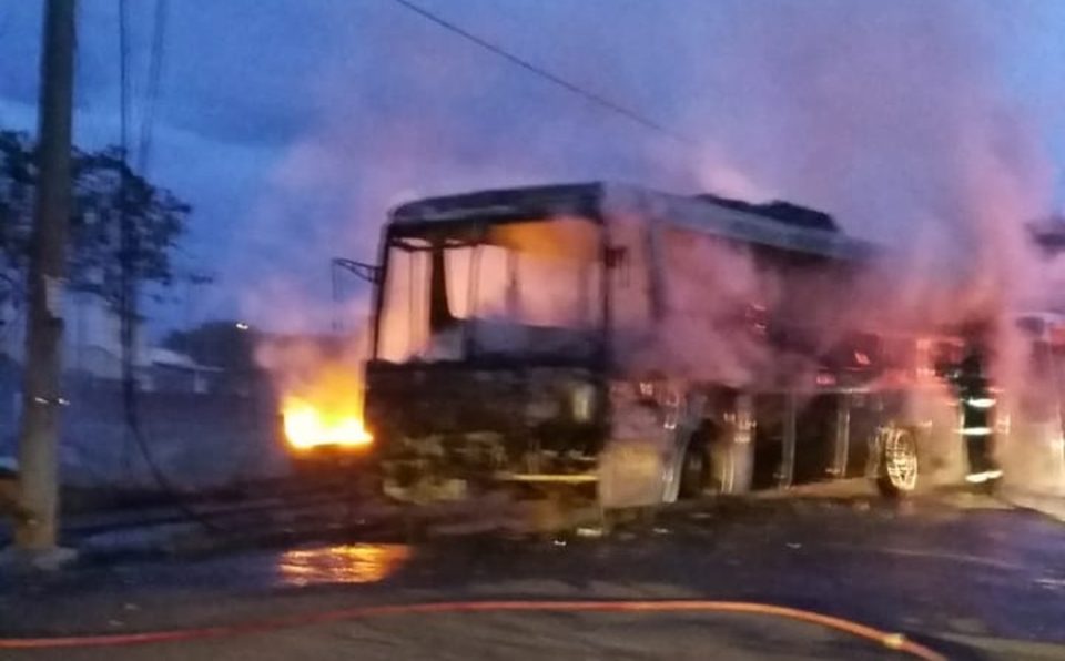 Incêndio em ônibus estacionado mobiliza bombeiros na zona Sul