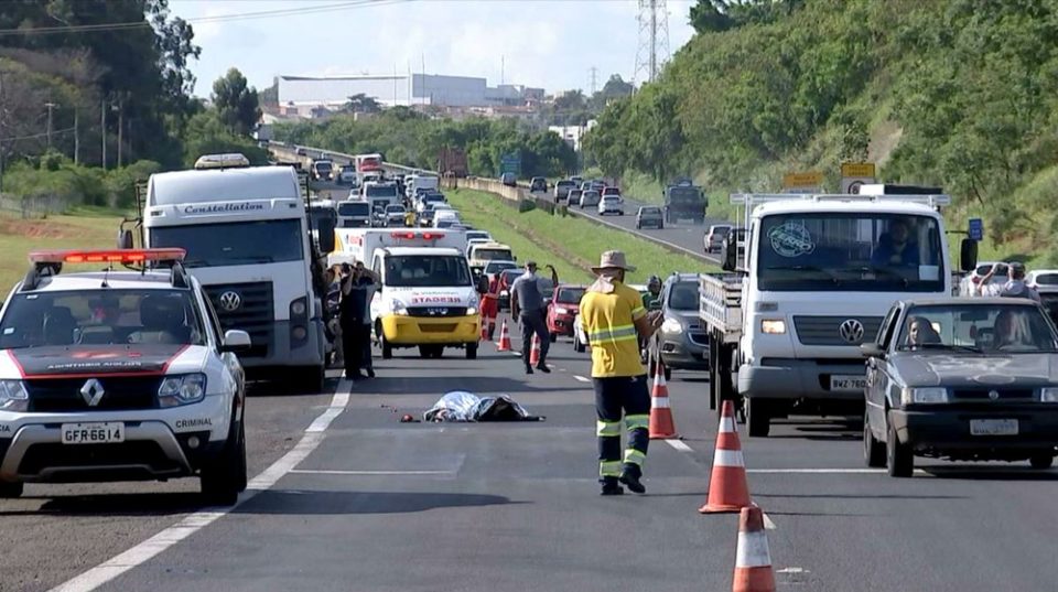 Dupla morre atropelada por caminhão em acostamento da Marechal Rondon