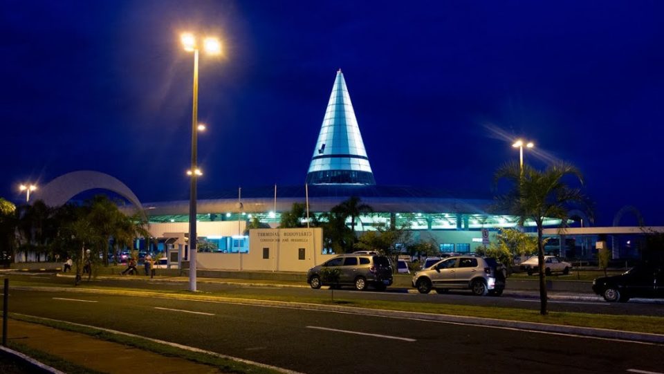 Motoristas da Uber reclamam de coerção de taxistas na Rodoviária