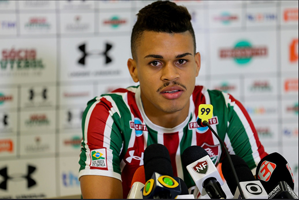 Corinthians confirma contratação do volante Richard, ex-Fluminense