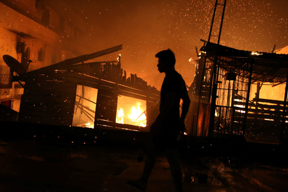 Incêndio de grandes proporções atinge 600 casas