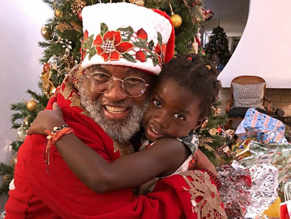 Bruno Gagliasso e Giovanna Ewbank escolhem Papai Noel negro para Titi