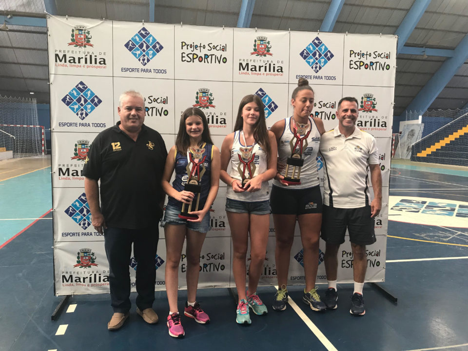 Atletas da EVB/SELJ/Marília apresentam troféus conquistados