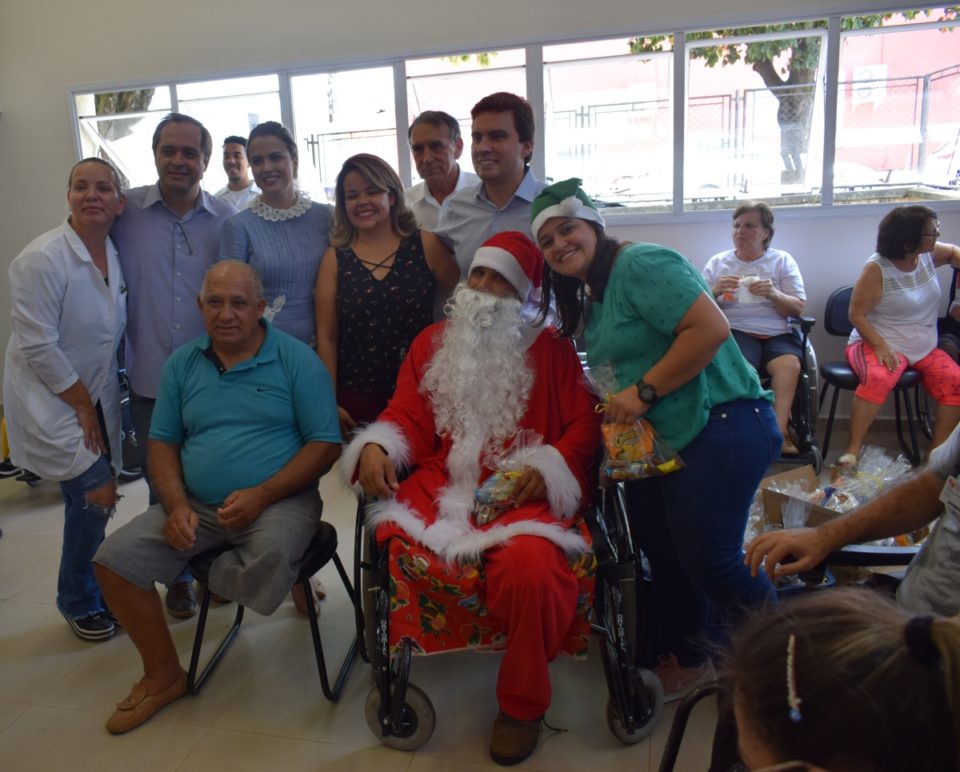 Papai Noel Inclusivo distribui presentes no Centro Lucy Montoro