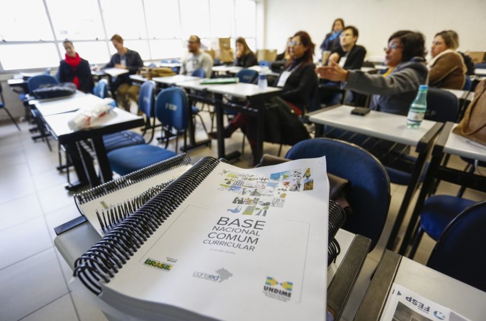 Essencial para reforma do ensino médio, base curricular é aprovada