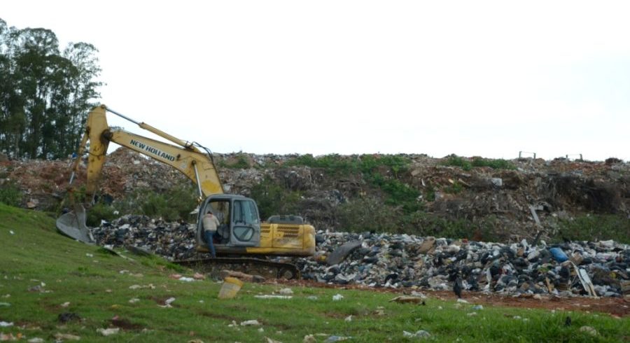 Contrato acaba e lixo começa a se acumular em área de transbordo