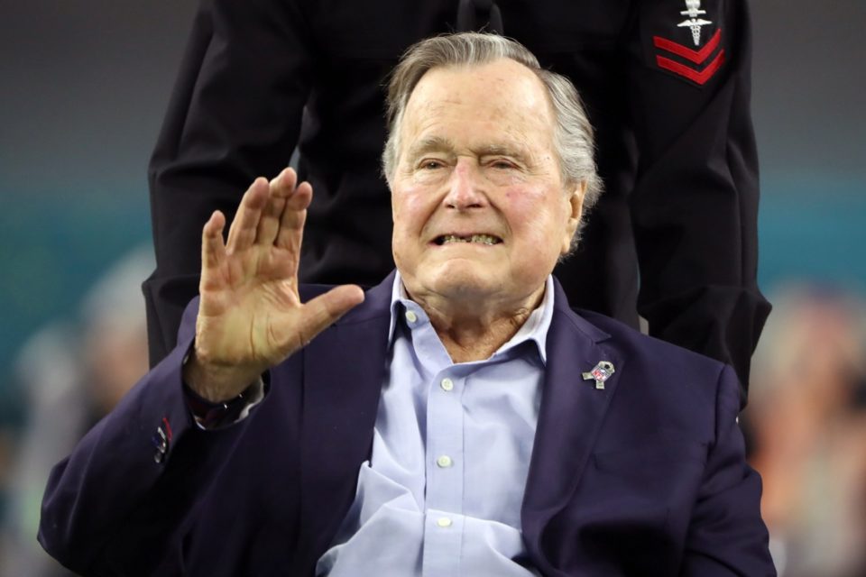 Cão de George H. W. Bush fica ao lado do caixão do ex-presidente