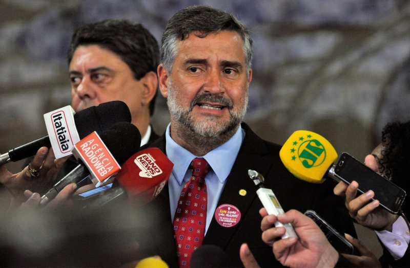 Líder do PT entra com representação contra Flávio e Michele Bolsonaro