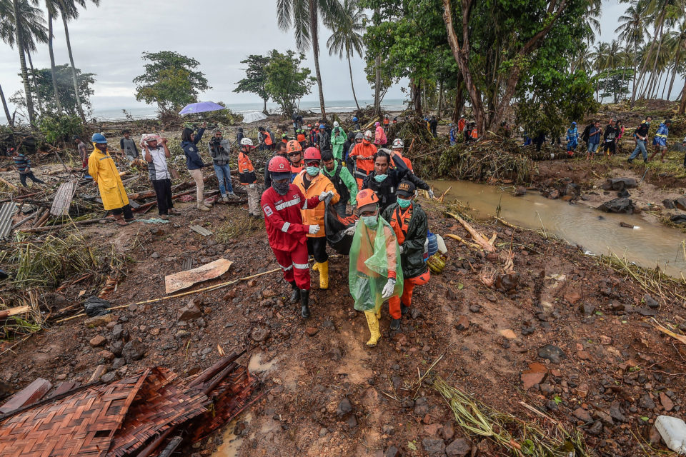 Indonésia prioriza busca de corpos para evitar epidemias após tsunami