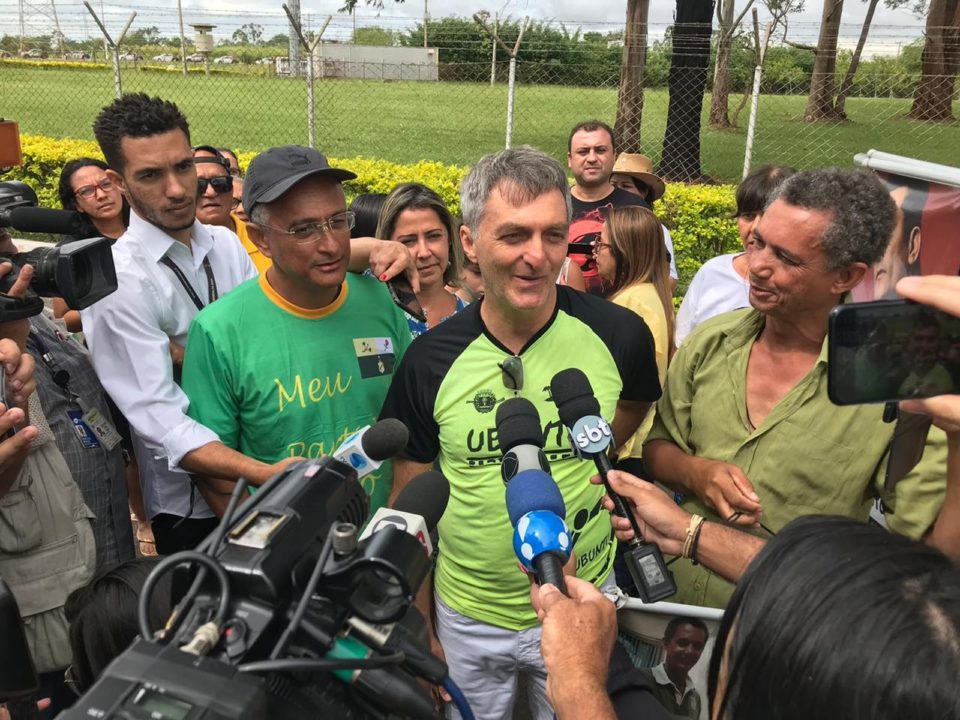 Acusado de ser funcionário fantasma, irmão de Bolsonaro vira celebridade